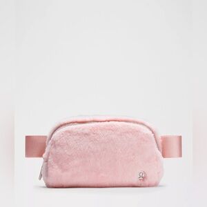 Lululemon Everywhere Belt Bag‎ Plush Fleece Colour Strawberry Milkshake